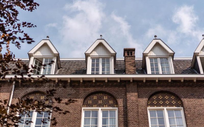 Ingenhousz was built in 1917 and used to be a training school for the Breda friars. The previously classrooms were converted into luxuriously furnished suites.
